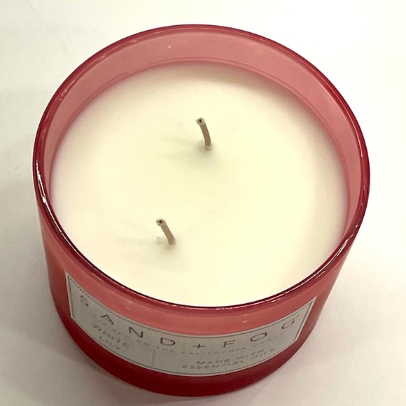 Sand And Fog White Lily Scented California Candle Made With Essential Oils NWT - Picture 5 of 8
